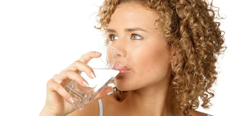 ในการควบคุมอาหาร คุณต้องดื่มน้ำบริสุทธิ์ 1. 5 ลิตร นอกเหนือไปจากของเหลวอื่นๆ