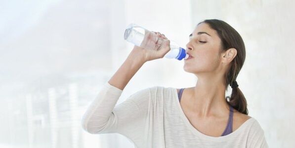 ในการลดน้ำหนักอย่างรวดเร็ว คุณต้องดื่มน้ำอย่างน้อย 2 ลิตรต่อวัน