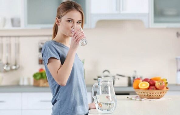 การดื่มน้ำก่อนมื้ออาหารเพื่อลดน้ำหนักจากการอดอาหารแบบขี้เกียจ